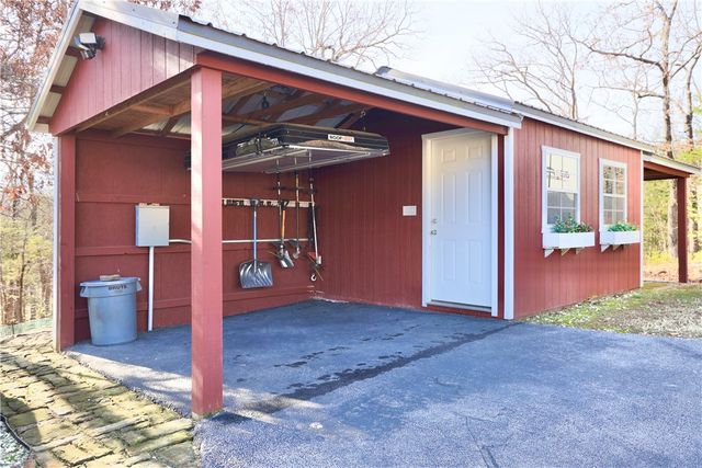 4857 E Woodsedge Road, Fayetteville, AR 72701