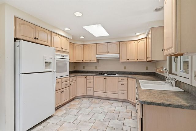 47 Fenway Dr, Springfield, MA 01119