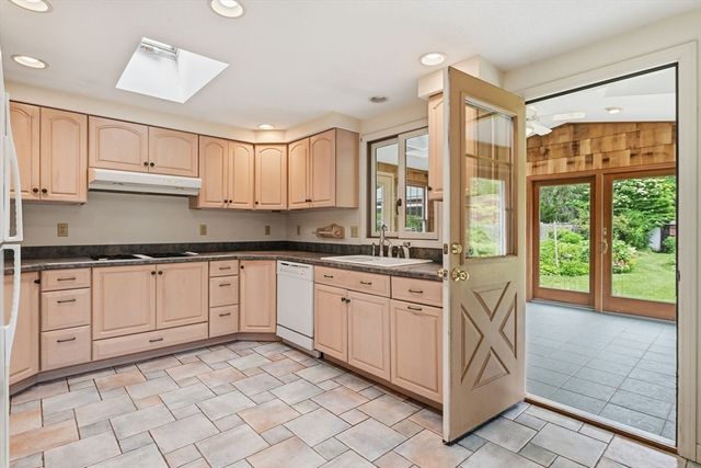 47 Fenway Dr, Springfield, MA 01119