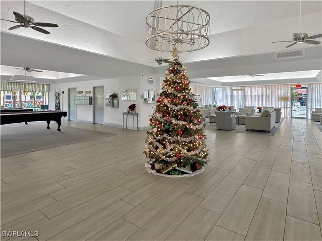 170 Turtle Lake CT 211, Naples, FL 34105