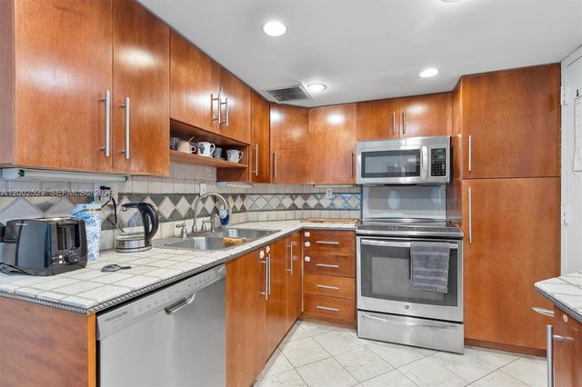 300 Bayview Dr 1503, Sunny Isles Beach, FL 33160