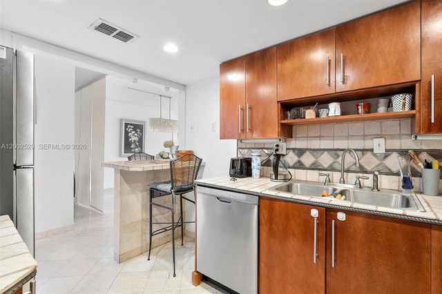 300 Bayview Dr 1503, Sunny Isles Beach, FL 33160