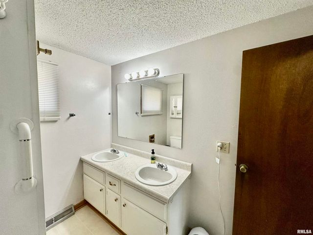 2822 S HAMPTON Drive, Bettendorf, IA 52722