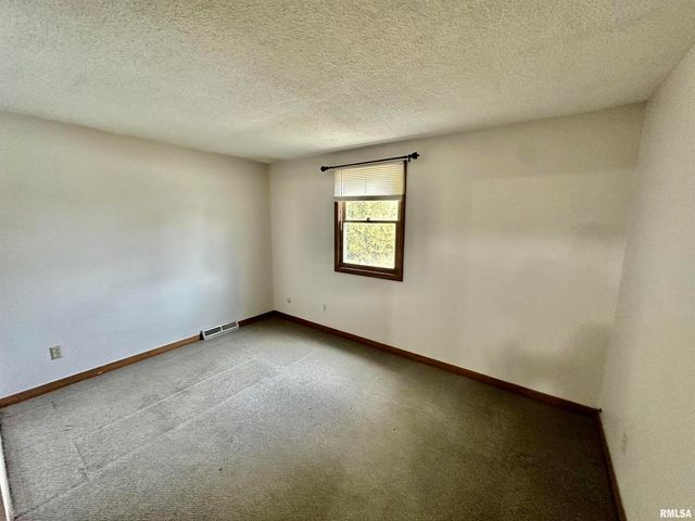 2822 S HAMPTON Drive, Bettendorf, IA 52722