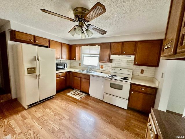 2822 S HAMPTON Drive, Bettendorf, IA 52722