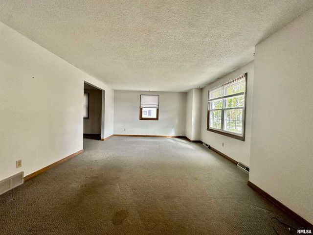 2822 S HAMPTON Drive, Bettendorf, IA 52722