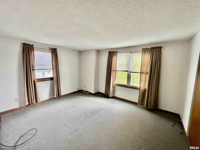 2822 S HAMPTON Drive, Bettendorf, IA 52722