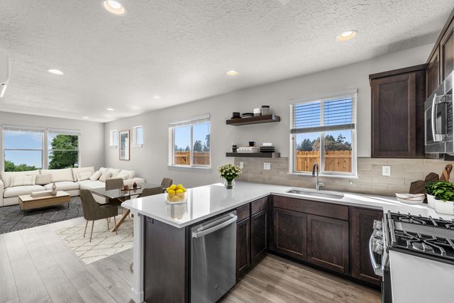 3475 NW 8th Street 15, Redmond, OR 97756