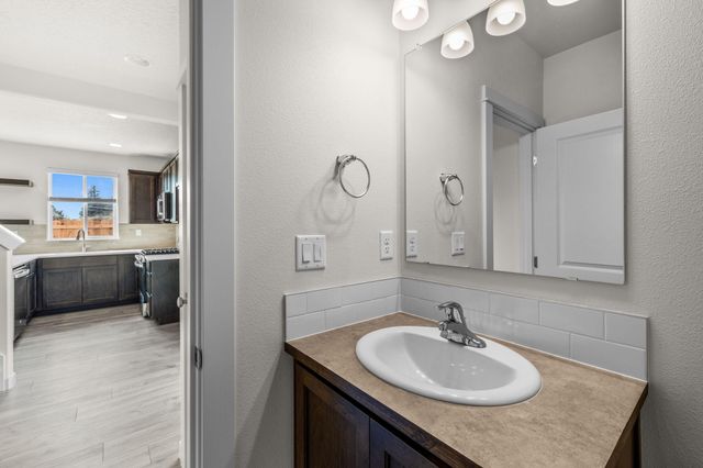 3475 NW 8th Street 15, Redmond, OR 97756