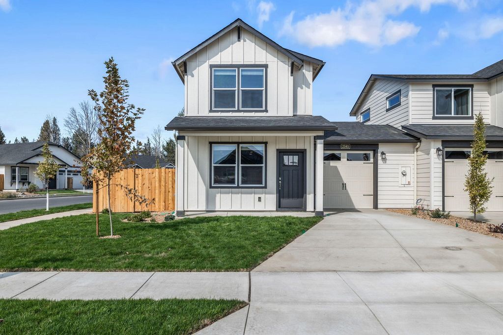 3475 NW 8th Street 15, Redmond, OR 97756