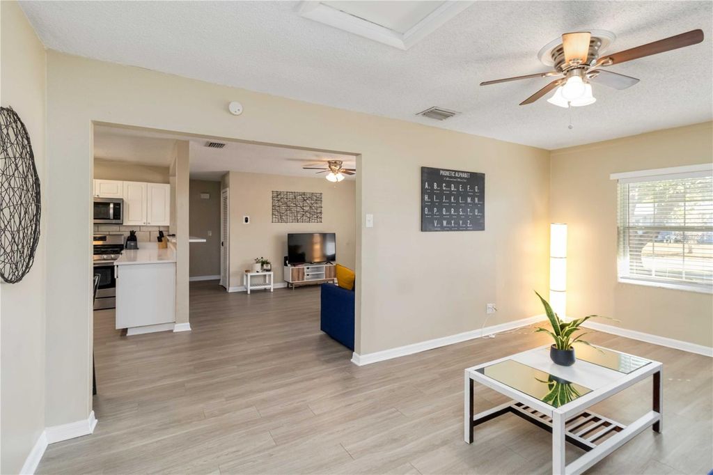 Image 14 of property listing at 204 CIRCLE HILL DRIVE, Brandon, FL 33510