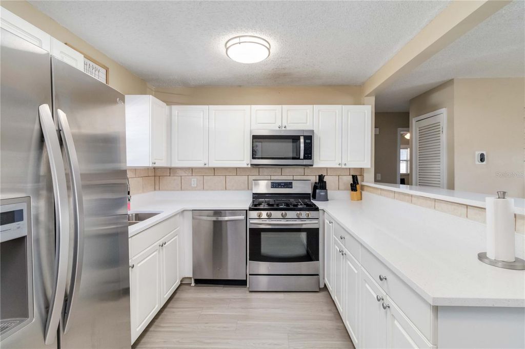 Image 16 of property listing at 204 CIRCLE HILL DRIVE, Brandon, FL 33510