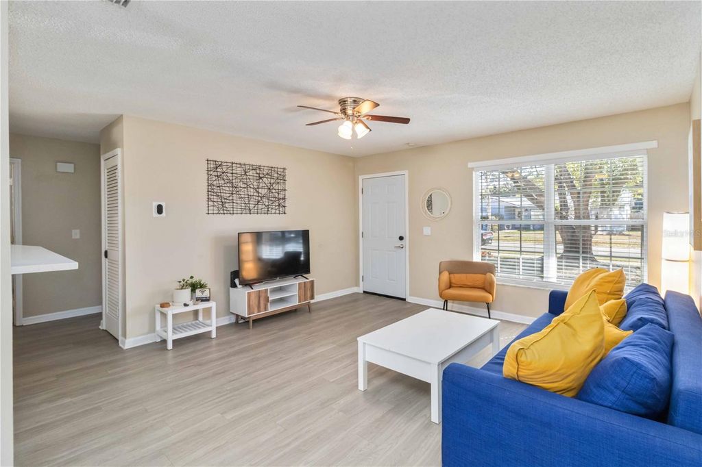 Image 6 of property listing at 204 CIRCLE HILL DRIVE, Brandon, FL 33510