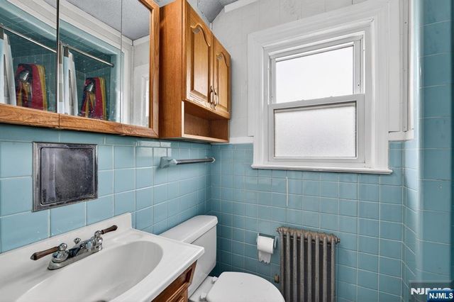 28 Livingston Place, Teaneck, NJ 07666