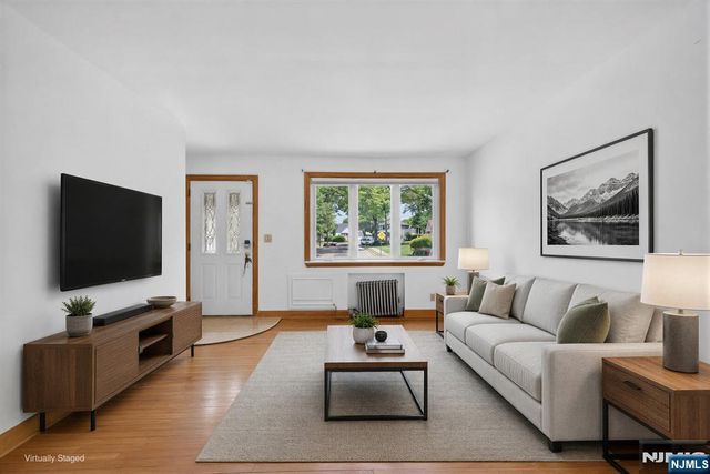 28 Livingston Place, Teaneck, NJ 07666