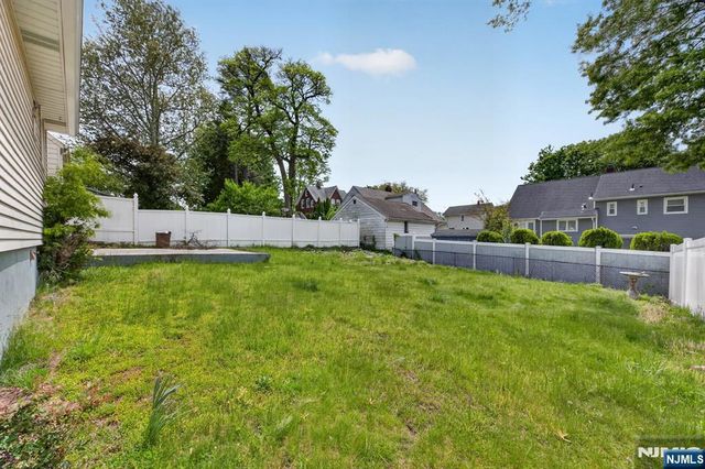 28 Livingston Place, Teaneck, NJ 07666