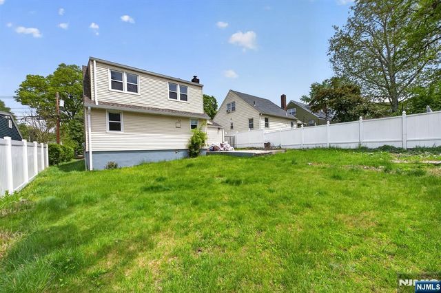 28 Livingston Place, Teaneck, NJ 07666