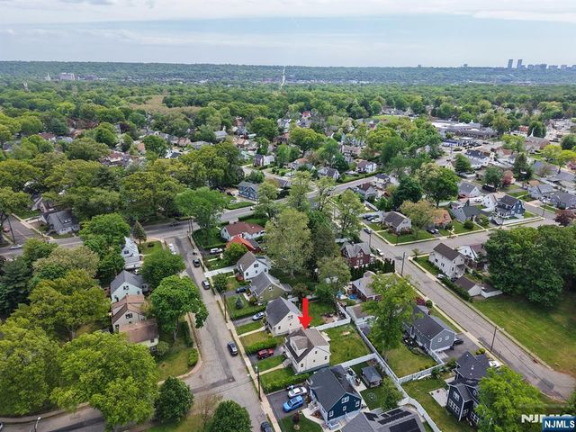 28 Livingston Place, Teaneck, NJ 07666