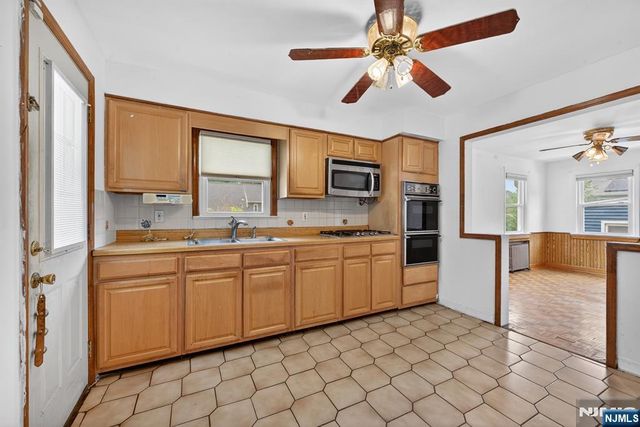 28 Livingston Place, Teaneck, NJ 07666