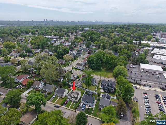 28 Livingston Place, Teaneck, NJ 07666