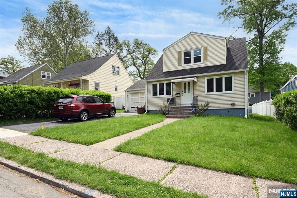 28 Livingston Place, Teaneck, NJ 07666