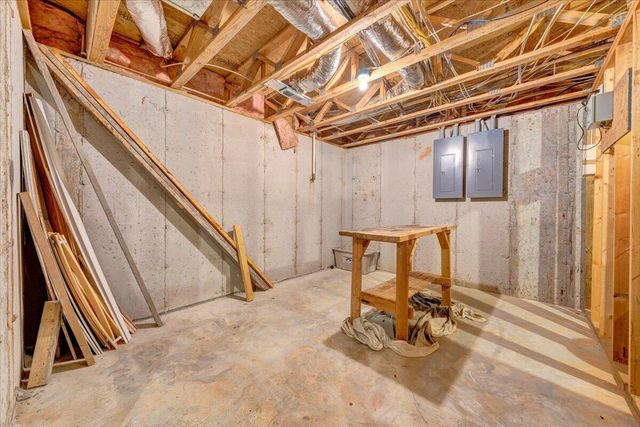 200 Inlet DR, Wirtz, VA 24184