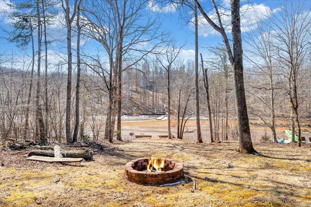 200 Inlet DR, Wirtz, VA 24184