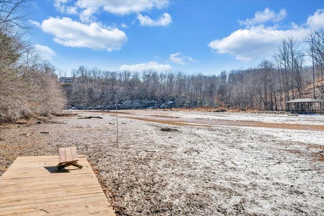 200 Inlet DR, Wirtz, VA 24184