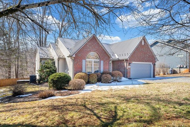 200 Inlet DR, Wirtz, VA 24184