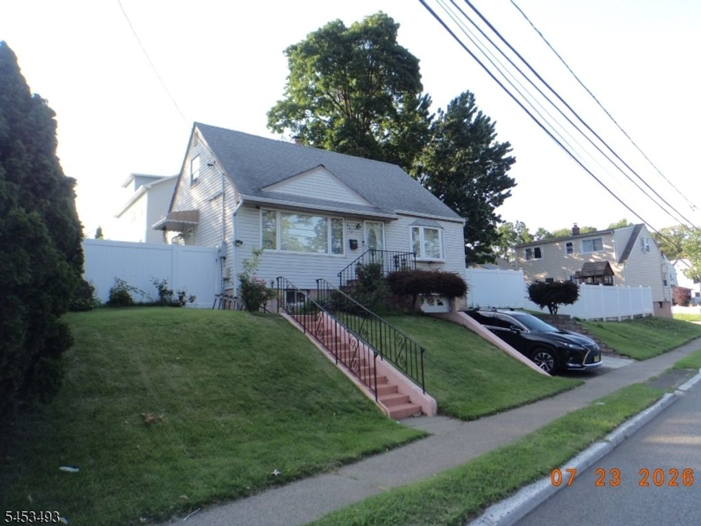 590 River Dr, Passaic City, NJ 07055 — photo 2