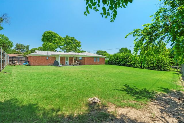 8037 Pinewood Drive, Benbrook, TX 76116
