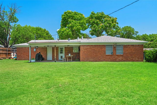 8037 Pinewood Drive, Benbrook, TX 76116