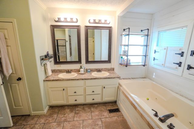 137 Hawkins Rd, Westmoreland, TN 37186