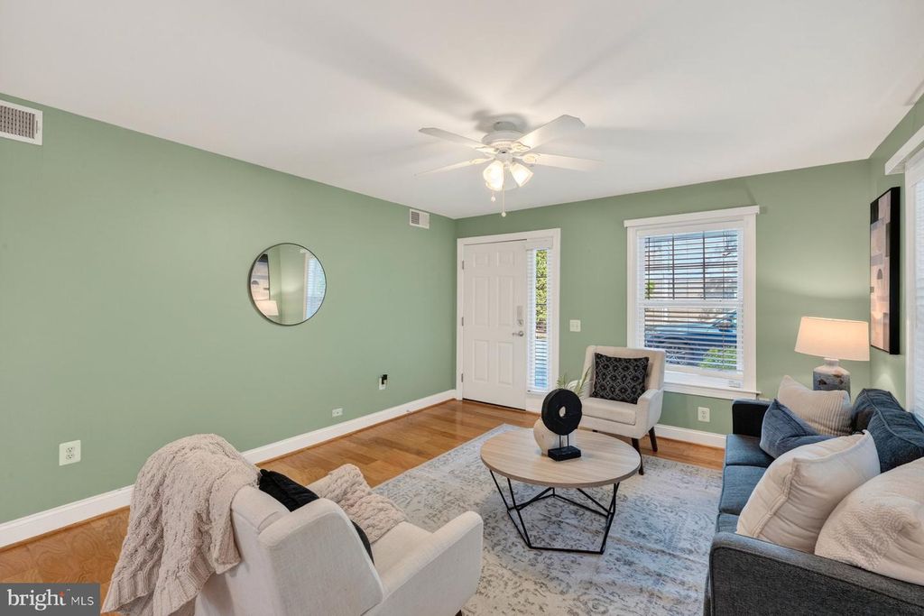 Image 6 of property listing at 9743 WINERY CT #9743, Gaithersburg, MD 20879