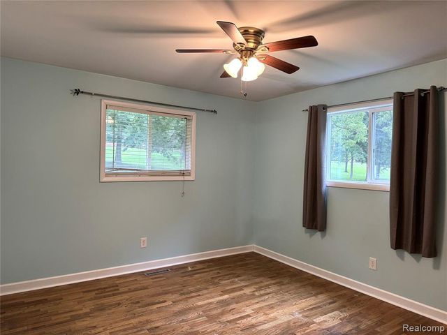 12389 White Lake Road, Fenton, MI 48430