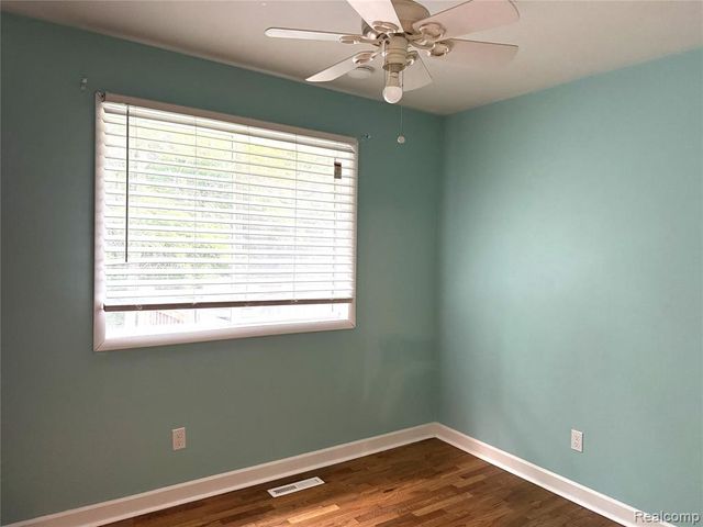 12389 White Lake Road, Fenton, MI 48430