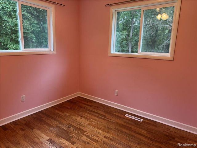 12389 White Lake Road, Fenton, MI 48430