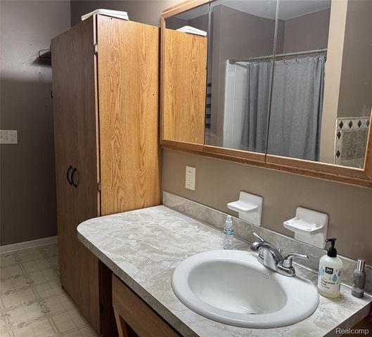 12389 White Lake Road, Fenton, MI 48430