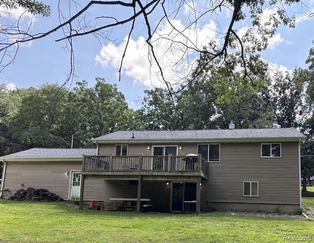 12389 White Lake Road, Fenton, MI 48430