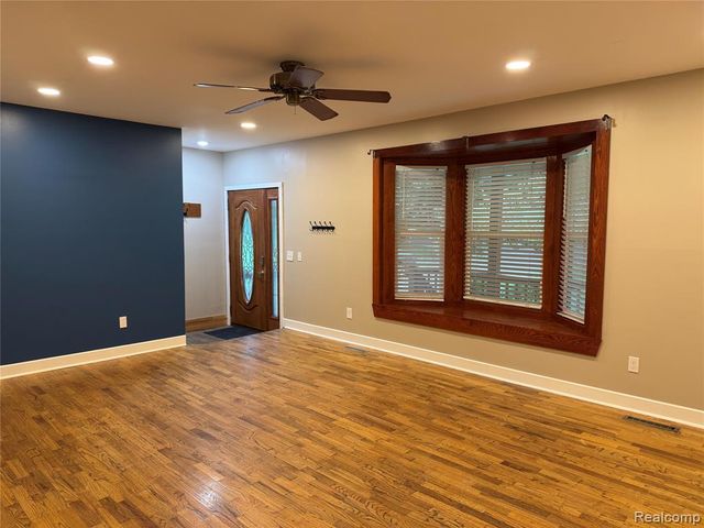 12389 White Lake Road, Fenton, MI 48430