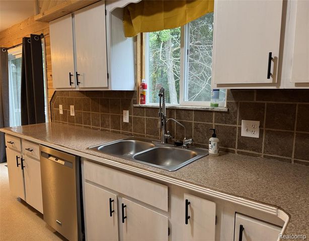 12389 White Lake Road, Fenton, MI 48430