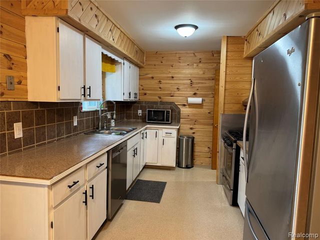 12389 White Lake Road, Fenton, MI 48430