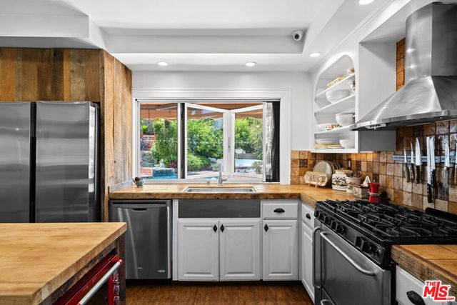 16582 Calneva Drive, Encino, CA 91436