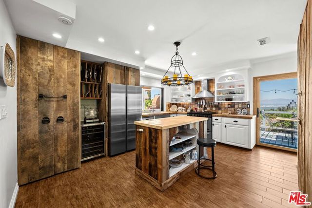 16582 Calneva Drive, Encino, CA 91436