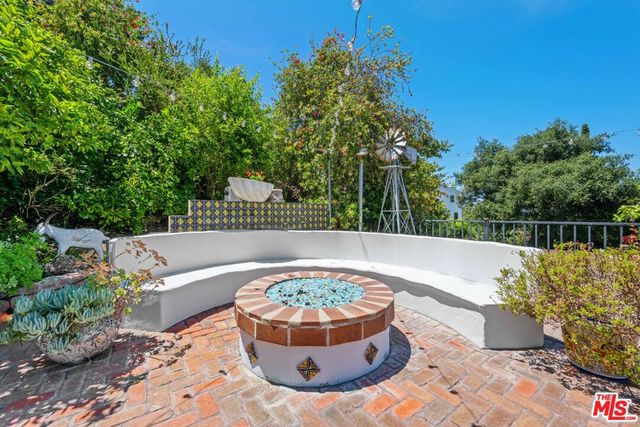 16582 Calneva Drive, Encino, CA 91436