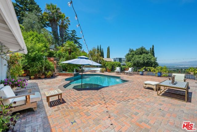16582 Calneva Drive, Encino, CA 91436