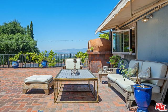 16582 Calneva Drive, Encino, CA 91436