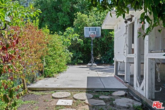 16582 Calneva Drive, Encino, CA 91436