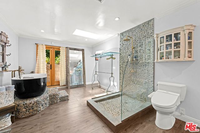 16582 Calneva Drive, Encino, CA 91436