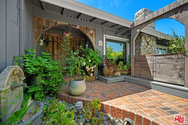 16582 Calneva Drive, Encino, CA 91436